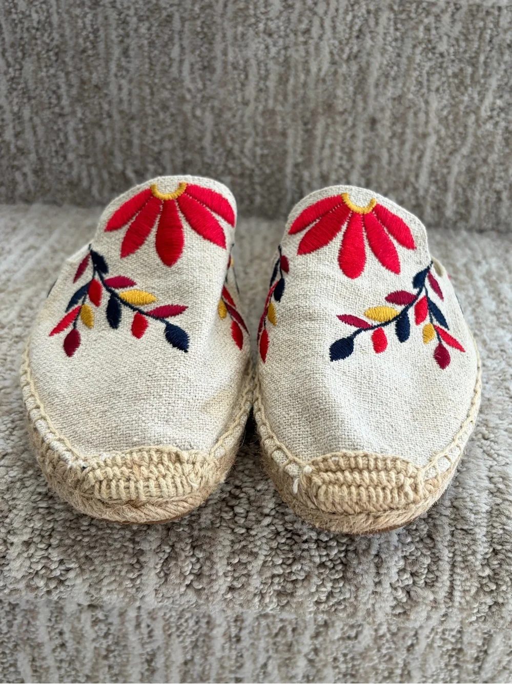 Soludos embroidered floral espadrille mules. Women’s size 8.